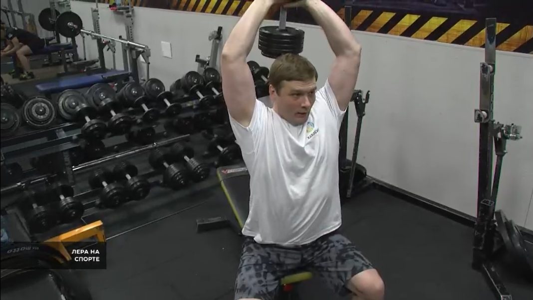 Коновалов с гантелей. Кадр программы «Лера на спорте»