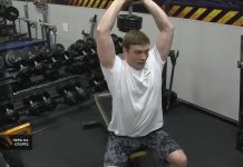 Коновалов с гантелей. Кадр программы «Лера на спорте»