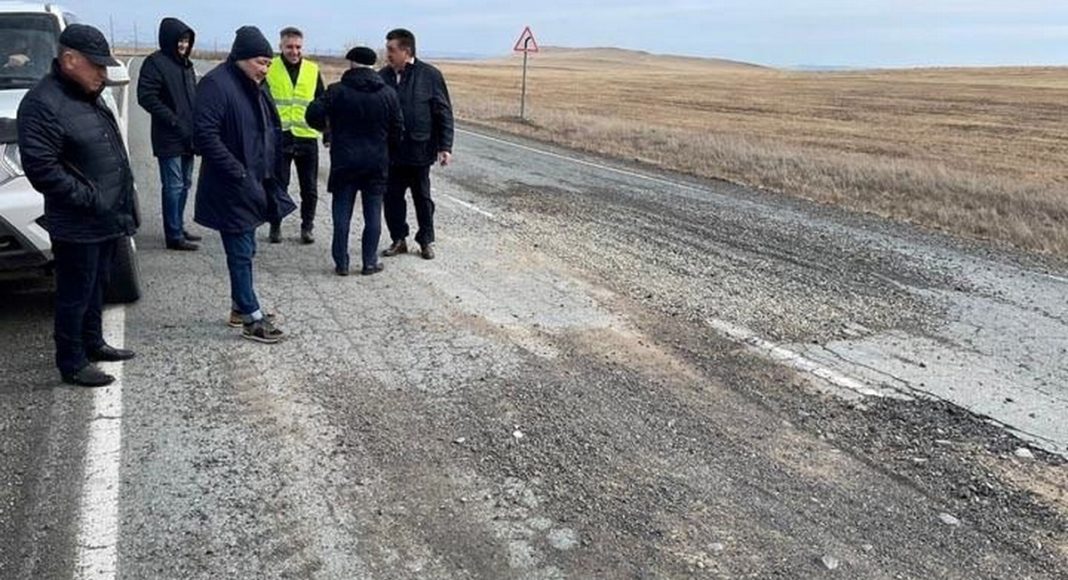 Фото пресс-службы Аскизского МО ЕР Разбитая дорога Аскиз - Абакан