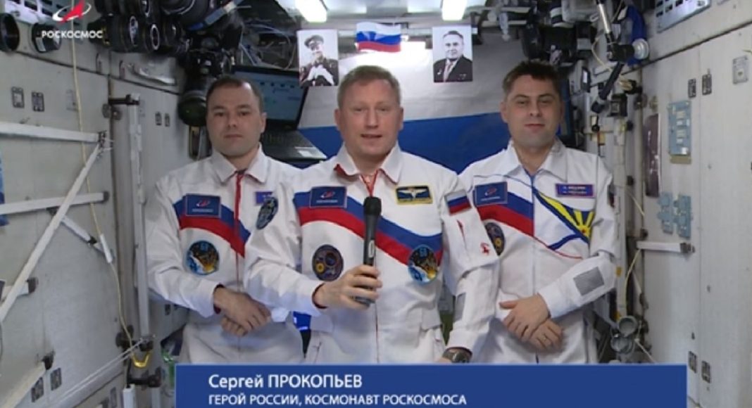 Кадр видеопоздравления с МКС с Днём России