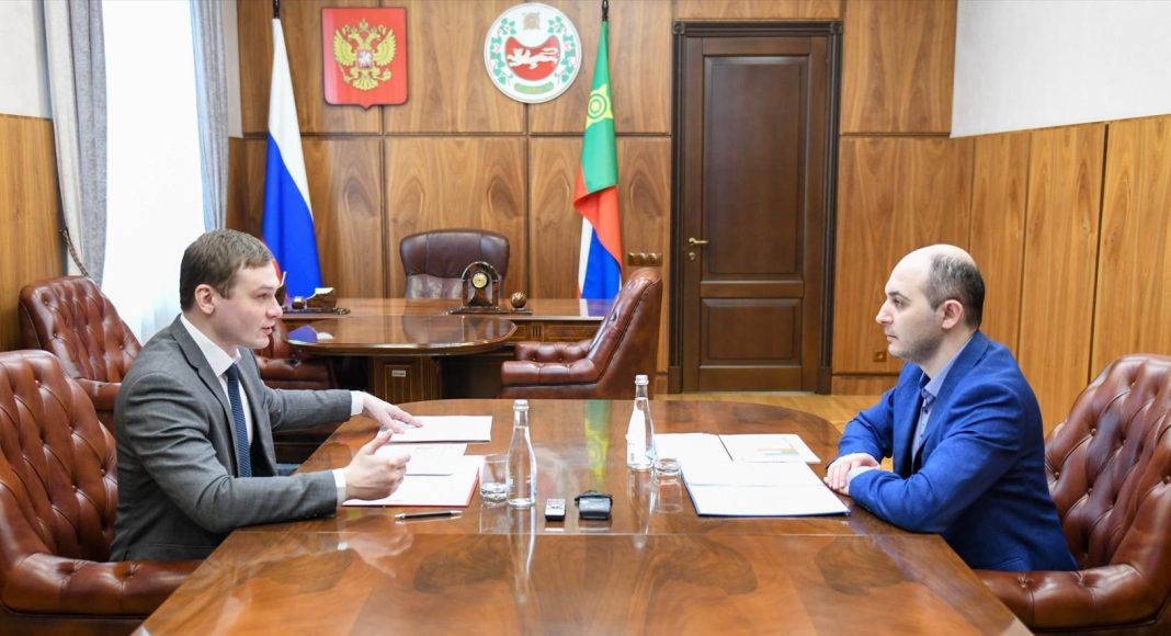 Фото из телеграм-канала Госкомтарифэнерго Валентин Коновалов и Манук Данданян