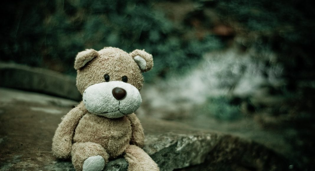 Игрушка. Грусть. Болезнь. Картинка из фотобанка