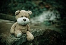 Игрушка. Грусть. Болезнь. Картинка из фотобанка