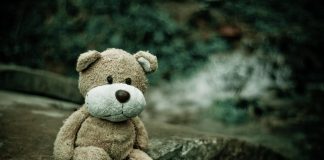 Игрушка. Грусть. Болезнь. Картинка из фотобанка