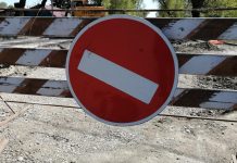 Перекрытие дороги, ограничение движения, кирпич