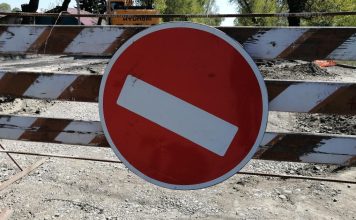 Перекрытие дороги, ограничение движения, кирпич