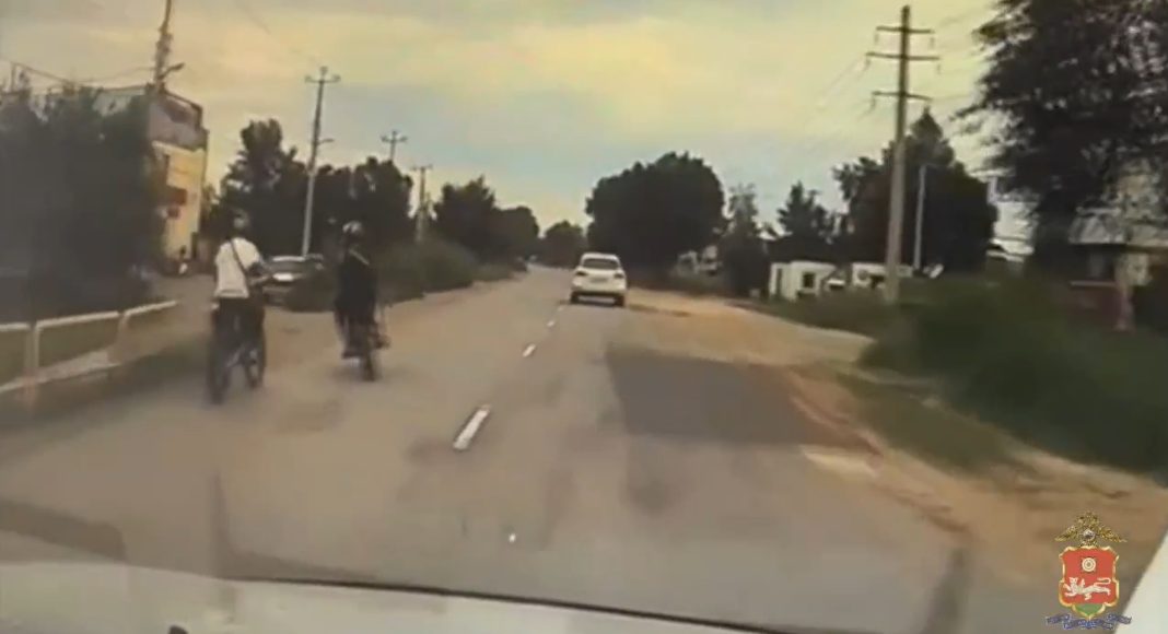 Столкновение двух несовершеннолетних мотоциклистов. Кадр съемки, опубликованной ГИБДД