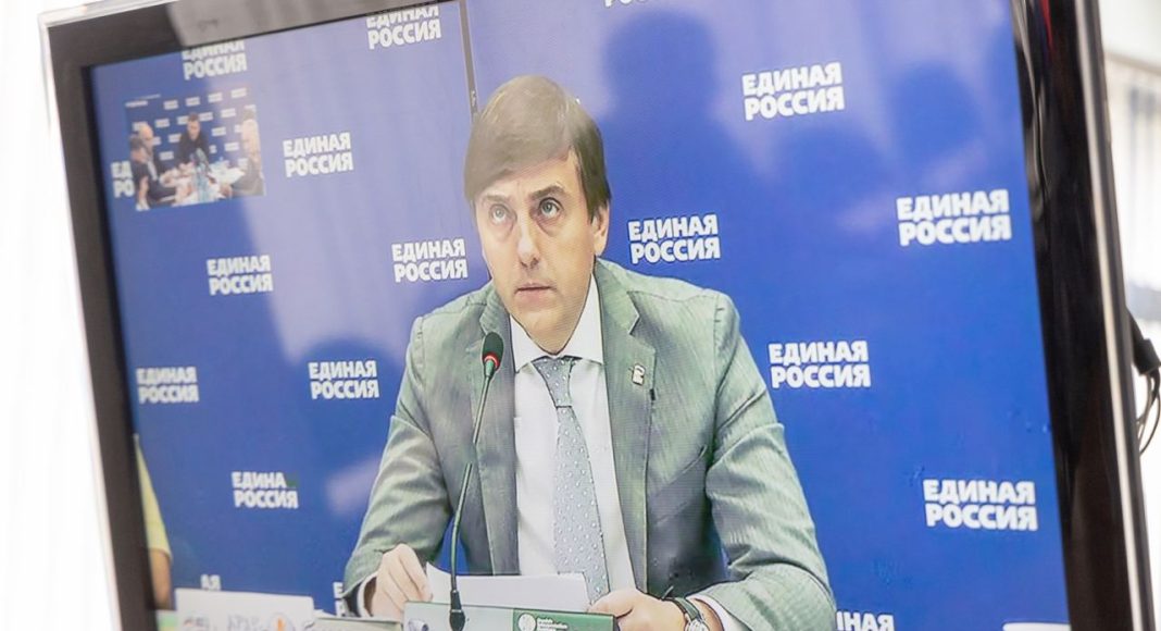 Министр просвещения РФ заявил о недопустимости и неправомерности решения политических задач методами манипуляций с оплатой труда педагогов.