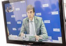 Министр просвещения РФ заявил о недопустимости и неправомерности решения политических задач методами манипуляций с оплатой труда педагогов.