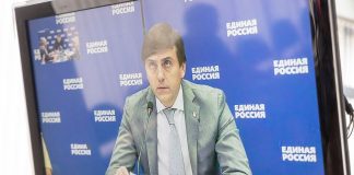 Министр просвещения РФ заявил о недопустимости и неправомерности решения политических задач методами манипуляций с оплатой труда педагогов.