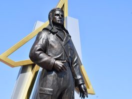 Памятник В.Г. Тихонову. Фото пресс-службы Минкультуры РХ