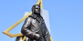 Памятник В.Г. Тихонову. Фото пресс-службы Минкультуры РХ