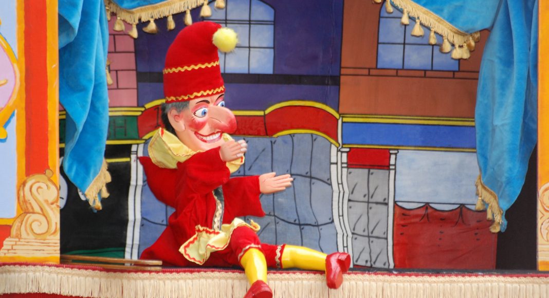 Петрушка, перчаточная кукла