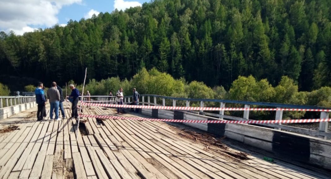 Поврежденный мост через реку Каратас. Фото ГИБДД