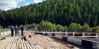 Поврежденный мост через реку Каратас. Фото ГИБДД