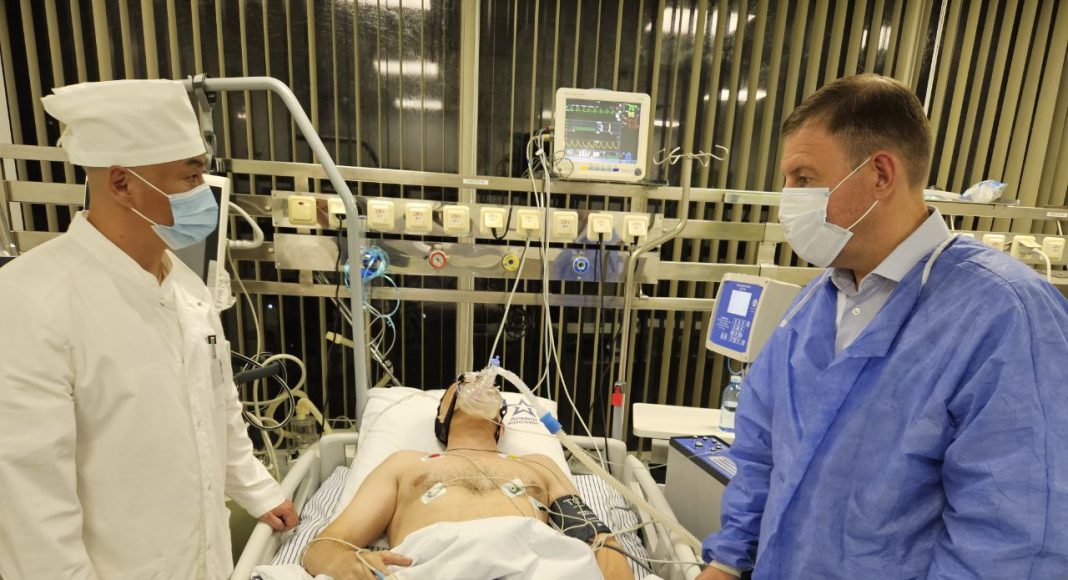 Андрей Турчак в реанимации у Сергея Сокола. Фото пресс-службы ЕР