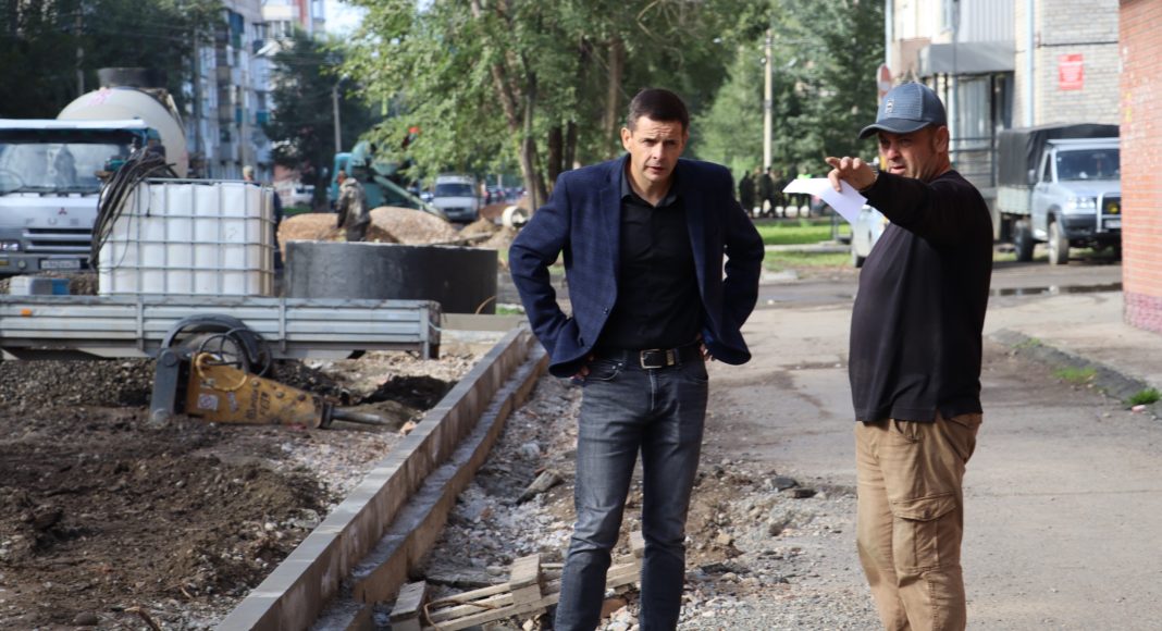 Алексей Лемин. Ремонт дороги. Фото администрации Абакана