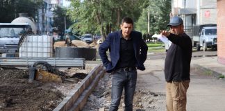 Алексей Лемин. Ремонт дороги. Фото администрации Абакана