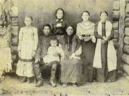 Семья А.Д. Штыгашева (в центре), на руках - Николай, отец В.Н. Штыгашева, начало XX в.