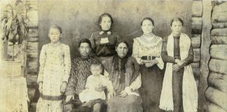 Семья А.Д. Штыгашева (в центре), на руках - Николай, отец В.Н. Штыгашева, начало XX в.