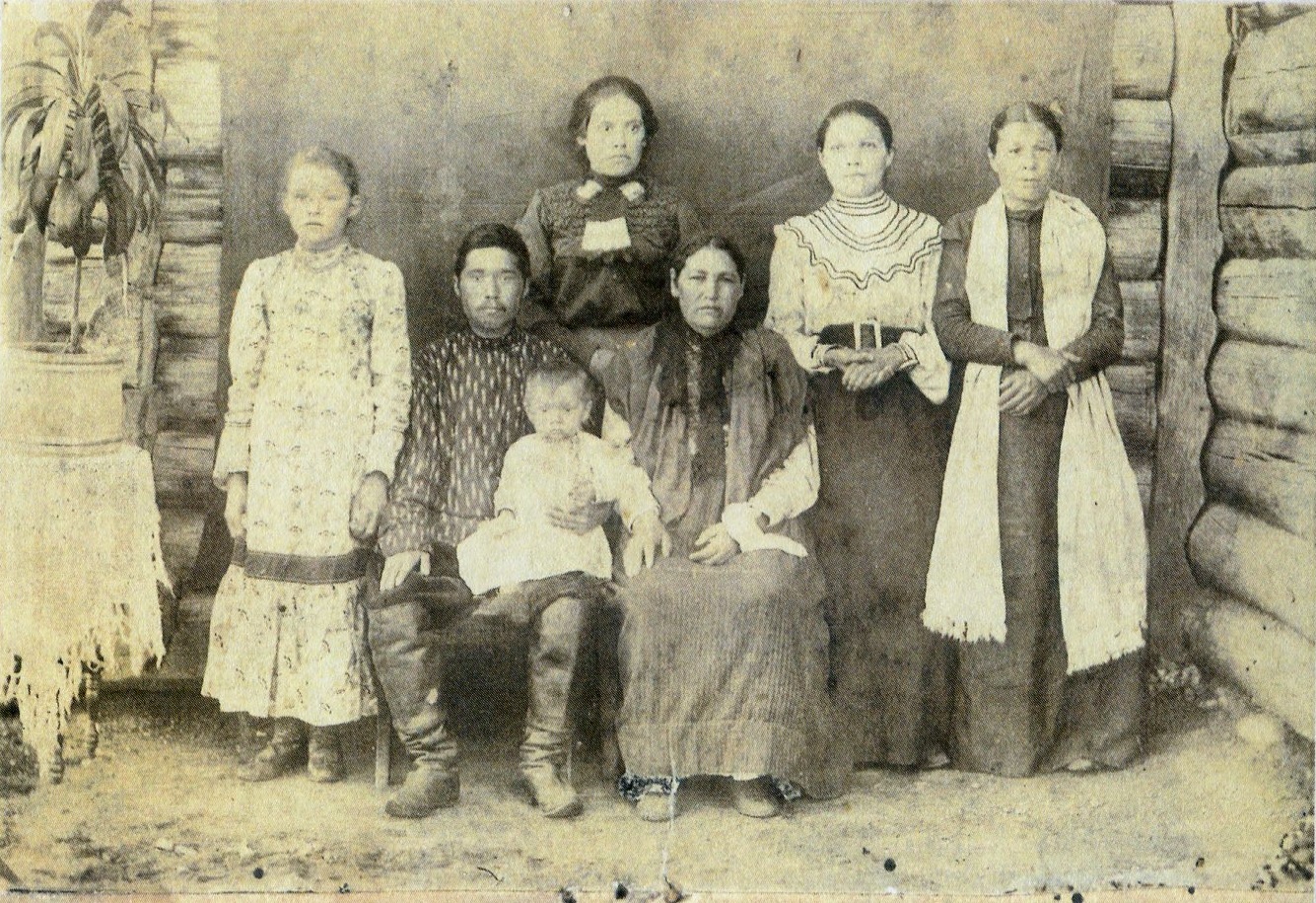 Семья А.Д. Штыгашева (в центре), на руках - Николай, отец В.Н. Штыгашева, начало XX в.