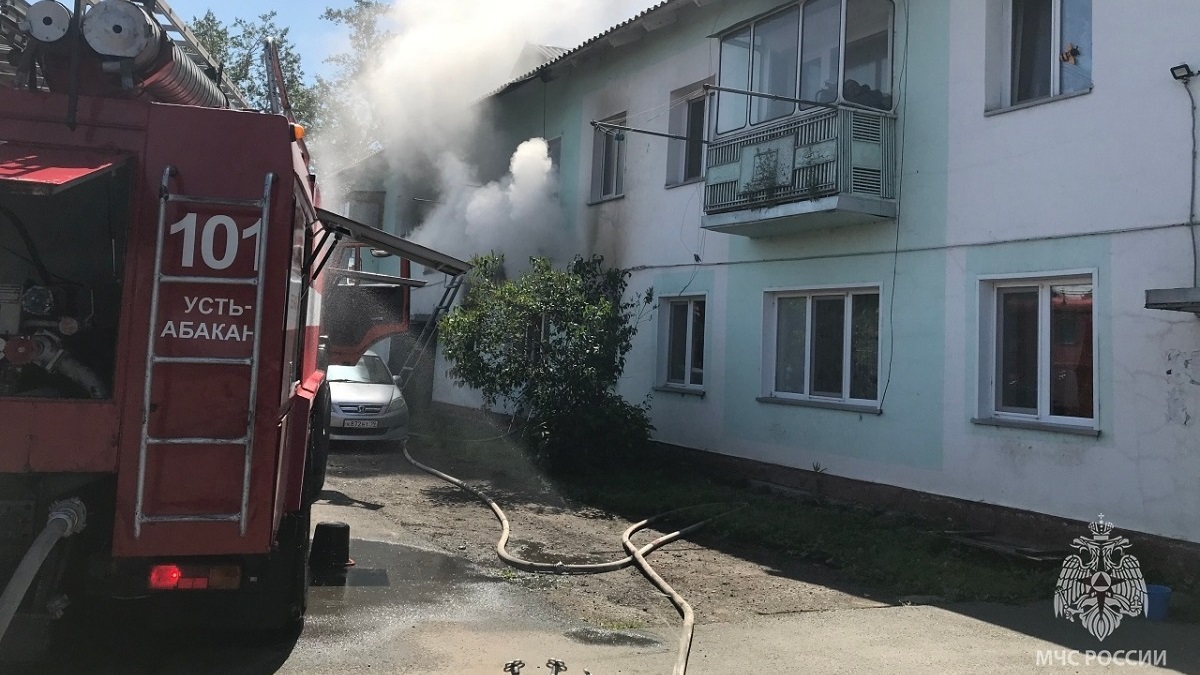 В Усть-Абакане пожарные спасли из задымленного подъезда пять человек -  Пульс Хакасии