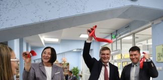 Валентин Коновалов и Евгений Молодняков на открытии детской школы искусств в Черемушках. Фото пресс-службы главы РХ