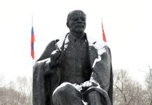 Ленин в снегу. Фото со страницы Валентина Коновалова