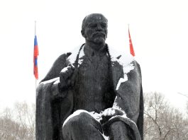 Ленин в снегу. Фото со страницы Валентина Коновалова