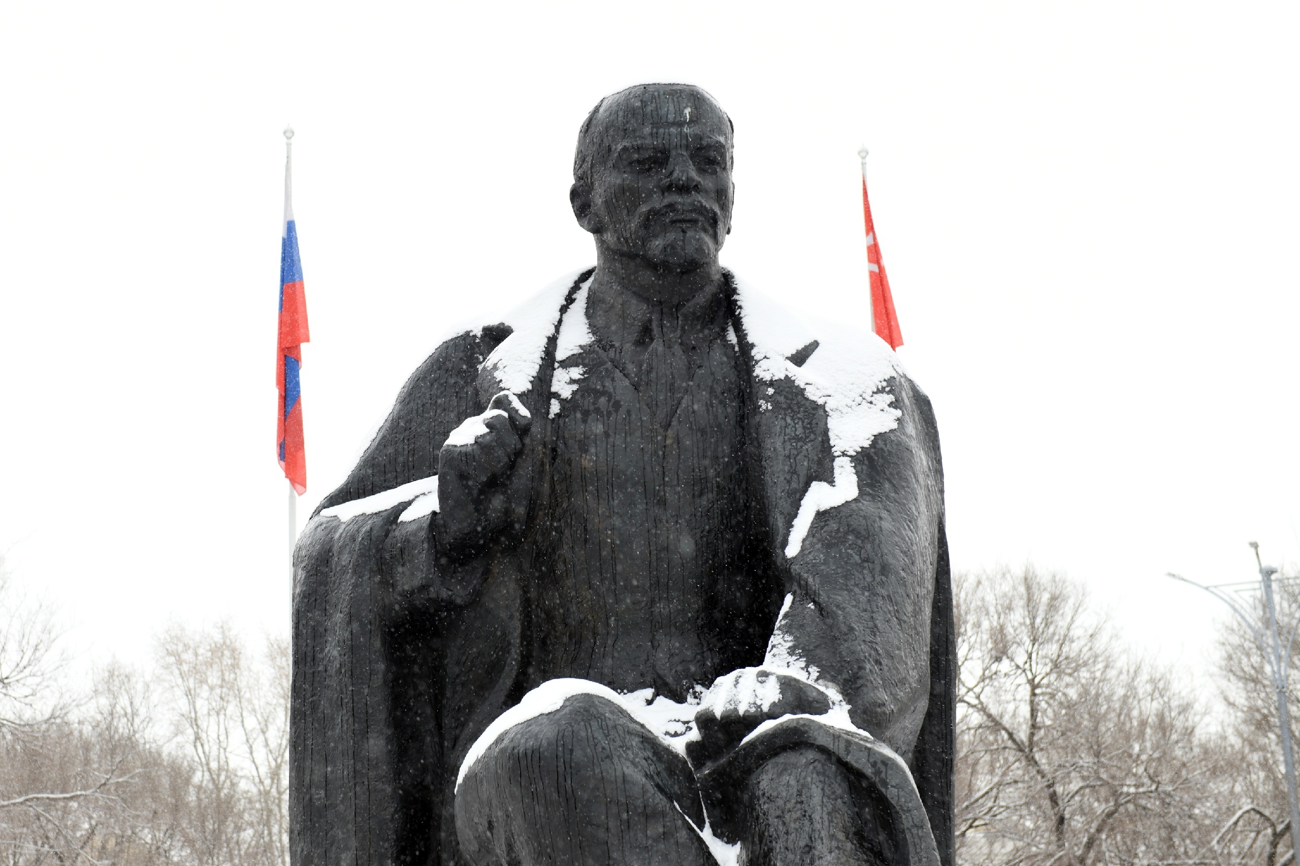 Ленин в снегу. Фото со страницы Валентина Коновалова