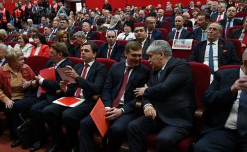 В ЦК КПРФ назвали выборы в Хакасии «подлинно демократичными» Валентин Коновалов и Павел Грудинин на пленуме КПРФ. Фото: kprf.ru