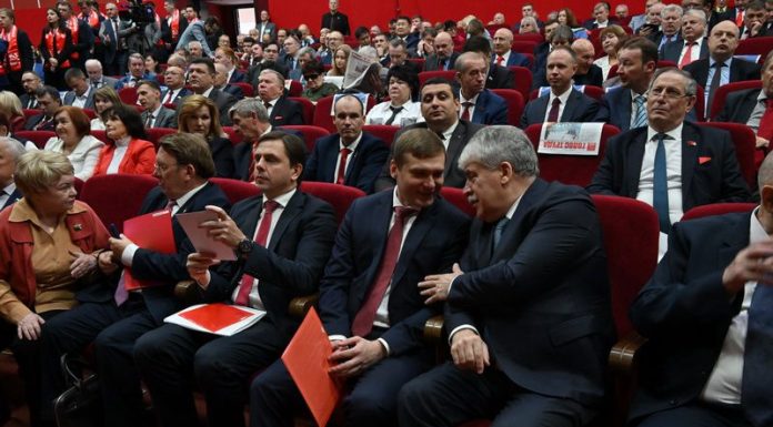 В ЦК КПРФ назвали выборы в Хакасии «подлинно демократичными» Валентин Коновалов и Павел Грудинин на пленуме КПРФ. Фото: kprf.ru