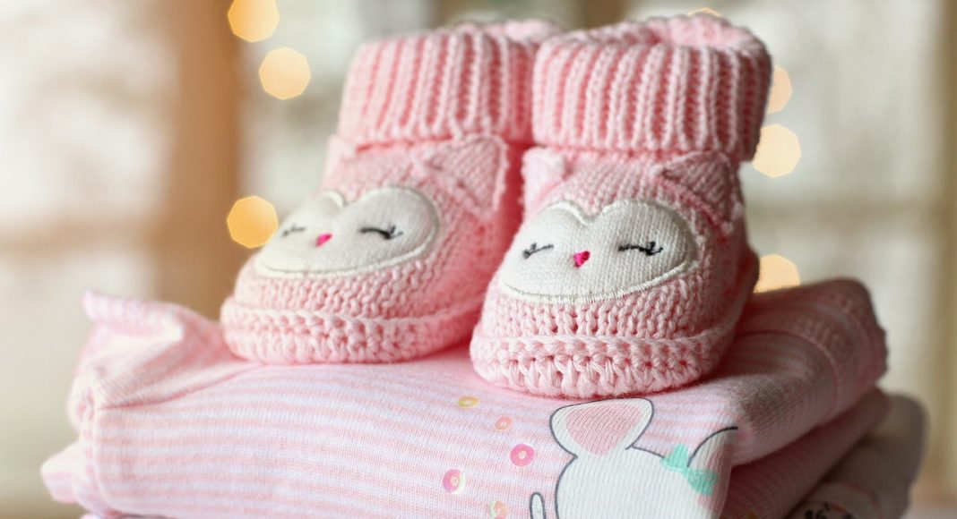 Новорожденный. Пинетки. Пеленки. Изображение из фотобанка