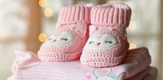 Новорожденный. Пинетки. Пеленки. Изображение из фотобанка