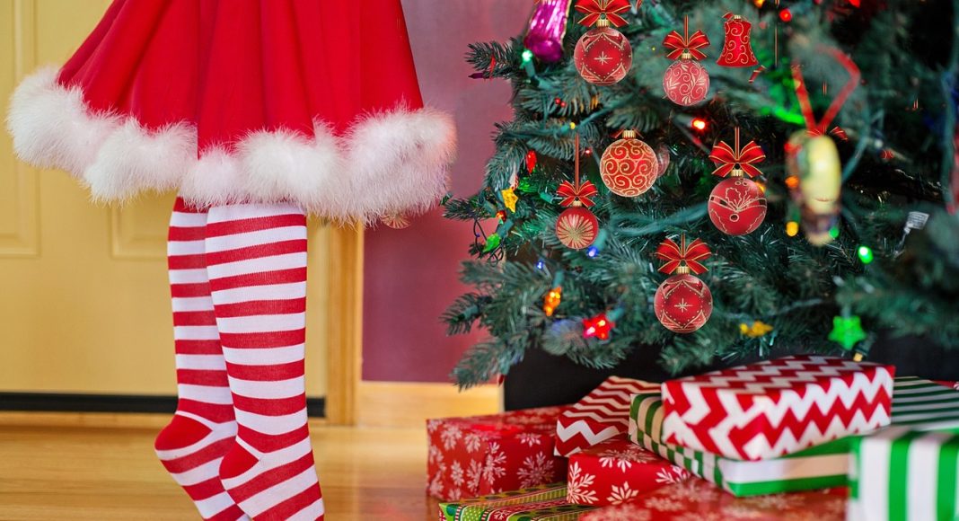 Подарки на Рождество. Картинка из фотобанка Подарки на Рождество. Картинка из фотобанка