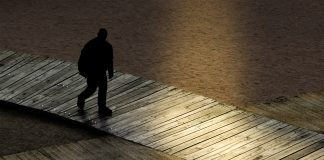 Теневой рынок. Картинка из фотобанка