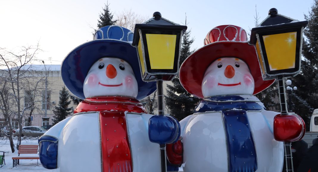 Фото: Абакан.рф Фигуры снеговиков в Абакане