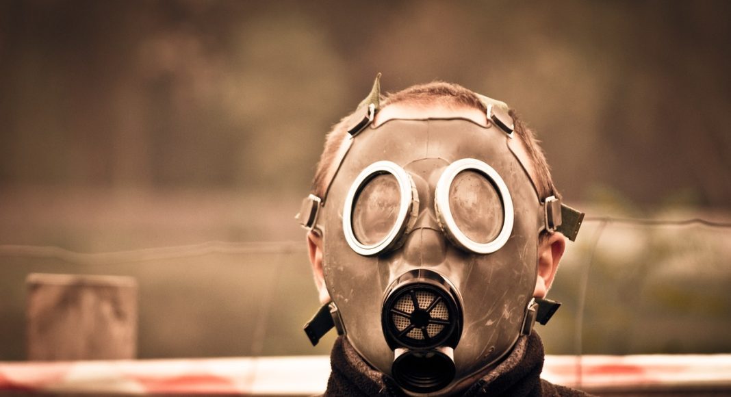 Грязный воздух. Противогаз. Картинка из фотобанка