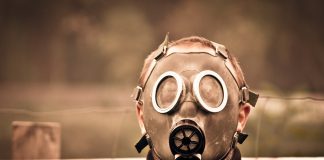 Грязный воздух. Противогаз. Картинка из фотобанка