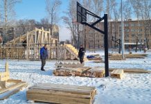 Монтаж ледовых горок. Фото со страницы Алексея Лемина