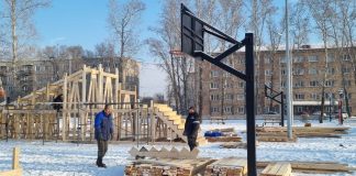 Монтаж ледовых горок. Фото со страницы Алексея Лемина