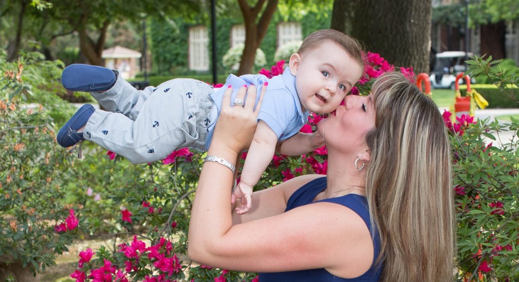 Ребенок и мама. Семья. Материнский капитал. Младенец. Изображение из фотобанка Ребенок и мама. Семья. Материнский капитал. Младенец. Изображение из фотобанка