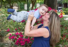 Ребенок и мама. Семья. Материнский капитал. Младенец. Изображение из фотобанка