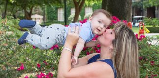 Ребенок и мама. Семья. Материнский капитал. Младенец. Изображение из фотобанка