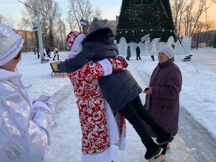 Дед Мороз и Снегурочка поздравили пожилых людей Новозыбкова
