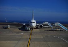 Самолет. Трап. Картинка из фотобанка