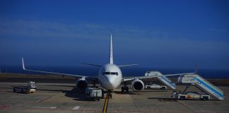 Самолет. Трап. Картинка из фотобанка