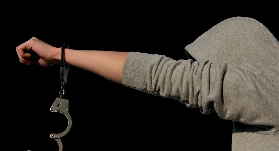 Арест. Наручники. Изображение из фотобанка