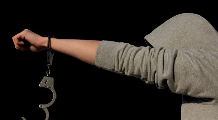 Арест. Наручники. Изображение из фотобанка