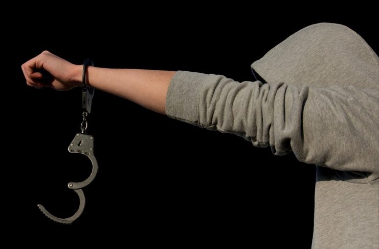 Арест. Наручники. Изображение из фотобанка